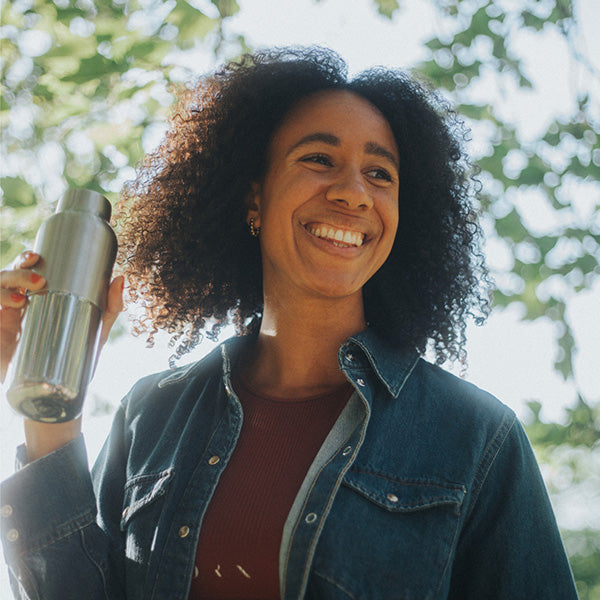 12oz-rise-reflect-with-bamboo-cap-v1 16oz_rise_reflect_woman_smile_square.jpg